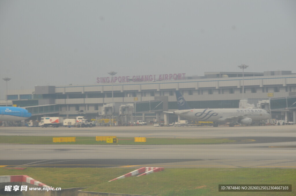 机场跑道及远处建筑景观