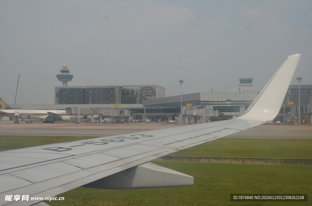 飞机机翼视角下的机场