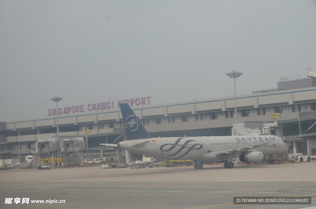 机场停机坪上的飞机