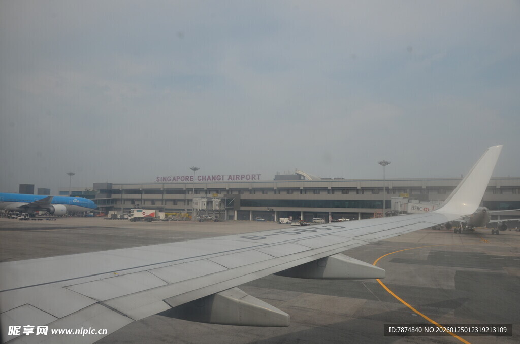 飞机机翼视角下的机场