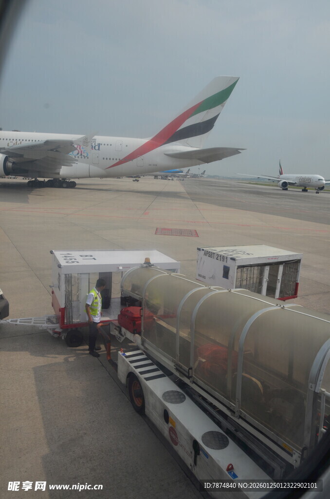 机场地面飞机装卸场景