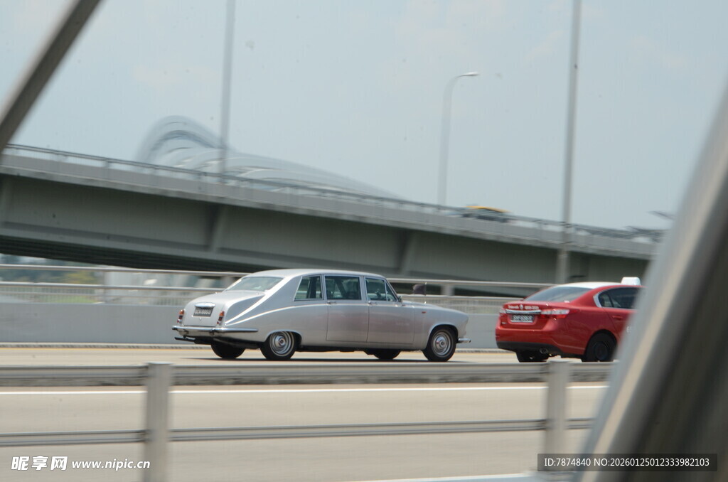 公路上行驶的多辆汽车