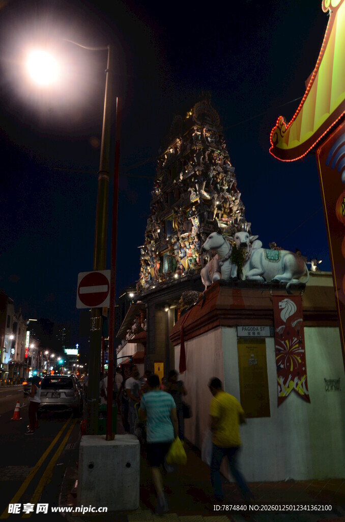 夜晚街头的大型狮形雕塑