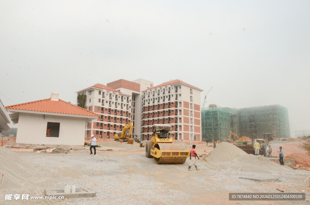 施工现场的建筑与机械