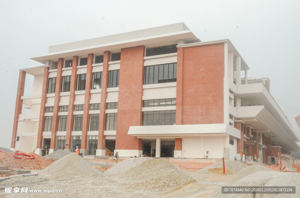 在建的多层红砖建筑