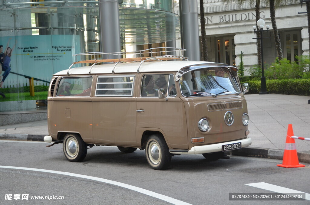 复古大众面包车停于街道