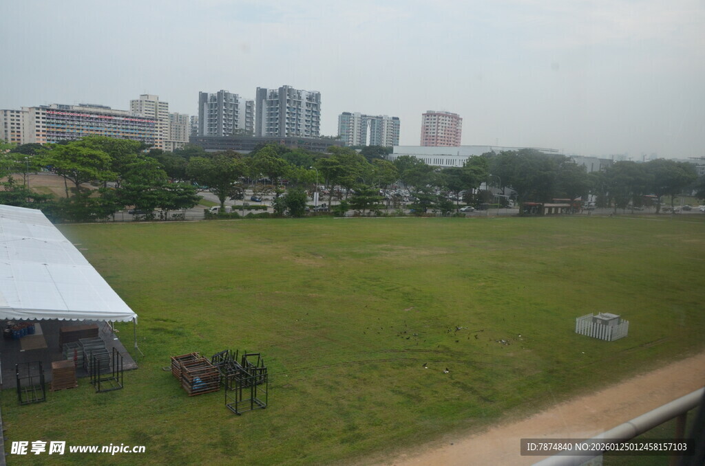 城郊开阔绿地与远处楼群