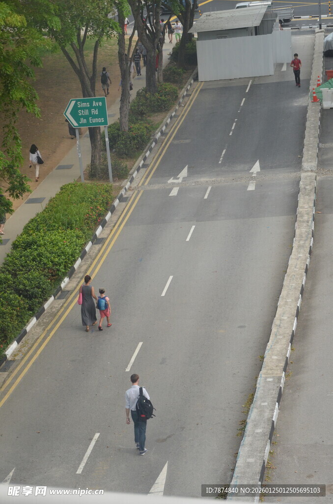 道路上的行人与交通场景
