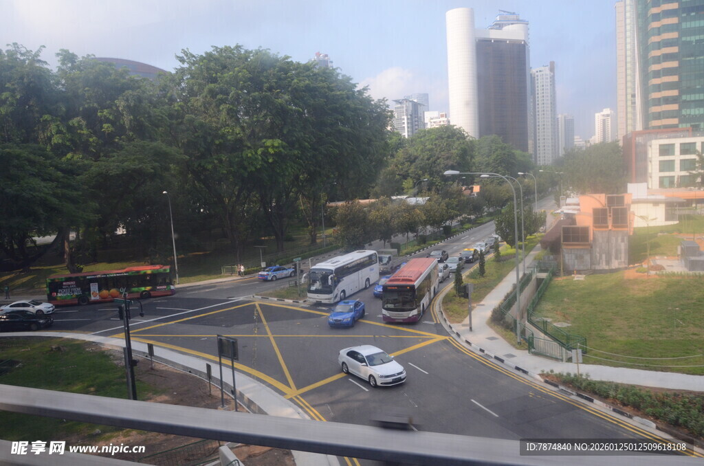 城市道路上的车辆与建筑
