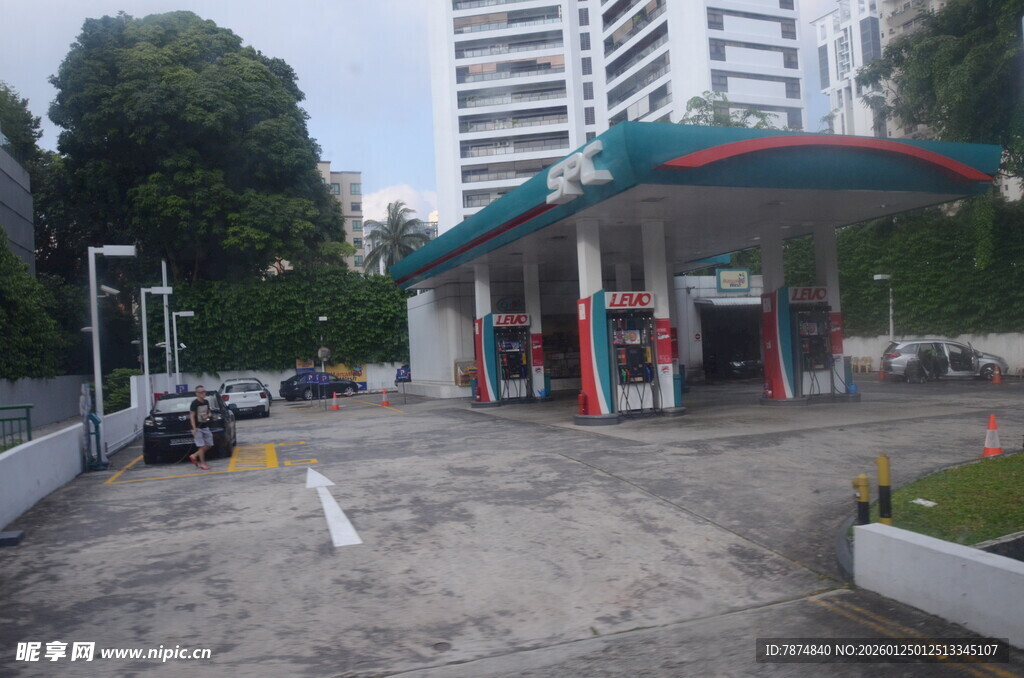 城市中的加油站场景