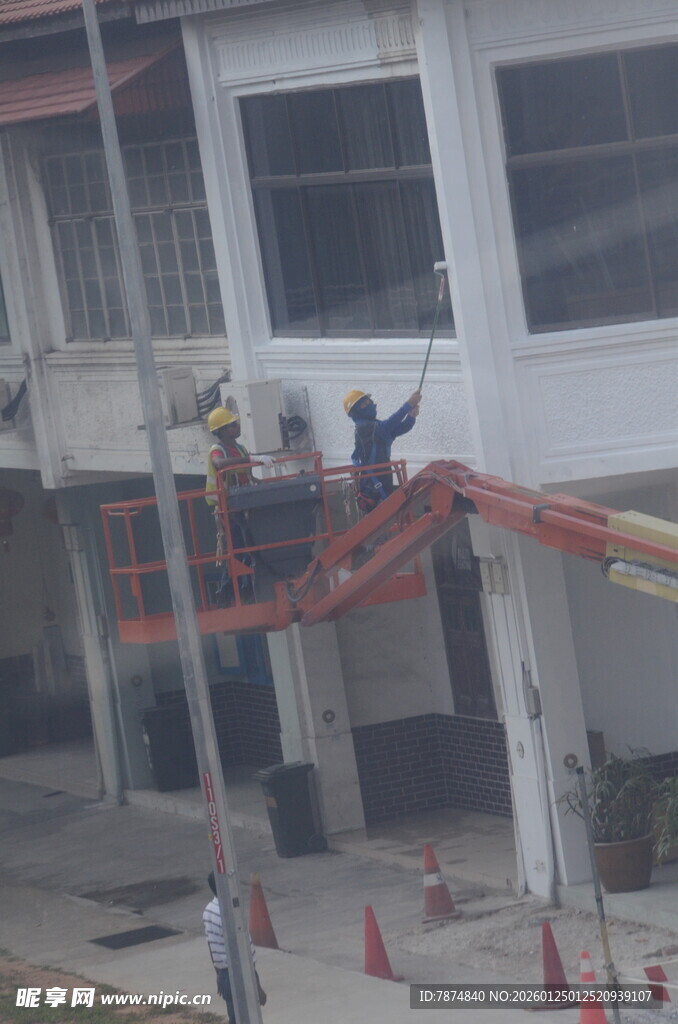 建筑外墙维修作业场景