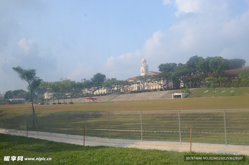户外开阔草地与远处景致