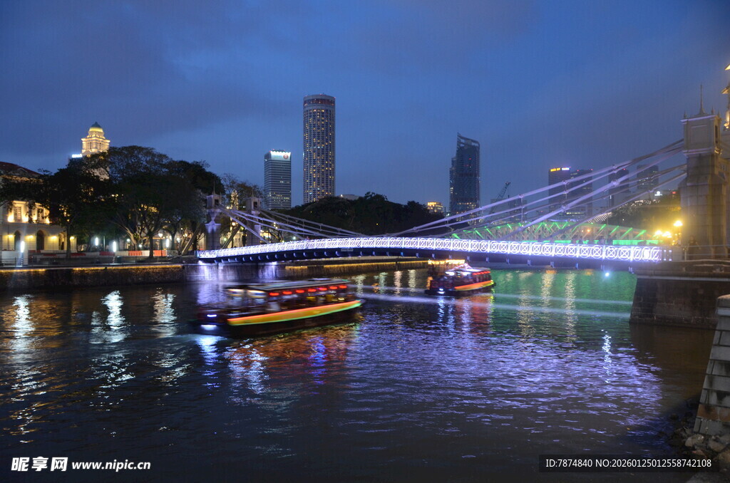 夜幕下的河畔城市美景