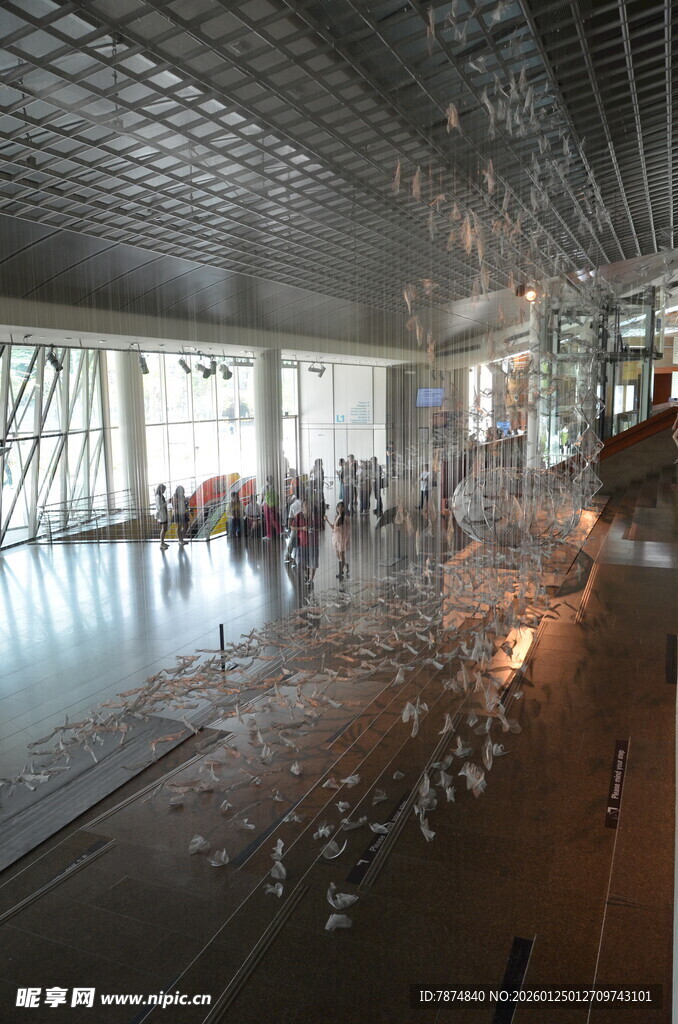 现代机场大厅内部景象