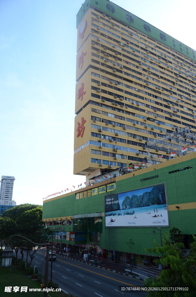 城市中高耸的多彩建筑