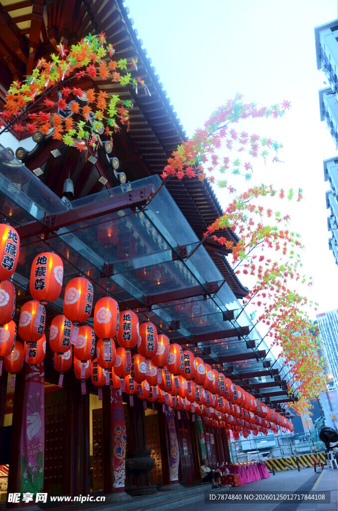 古建下的多彩灯笼装饰