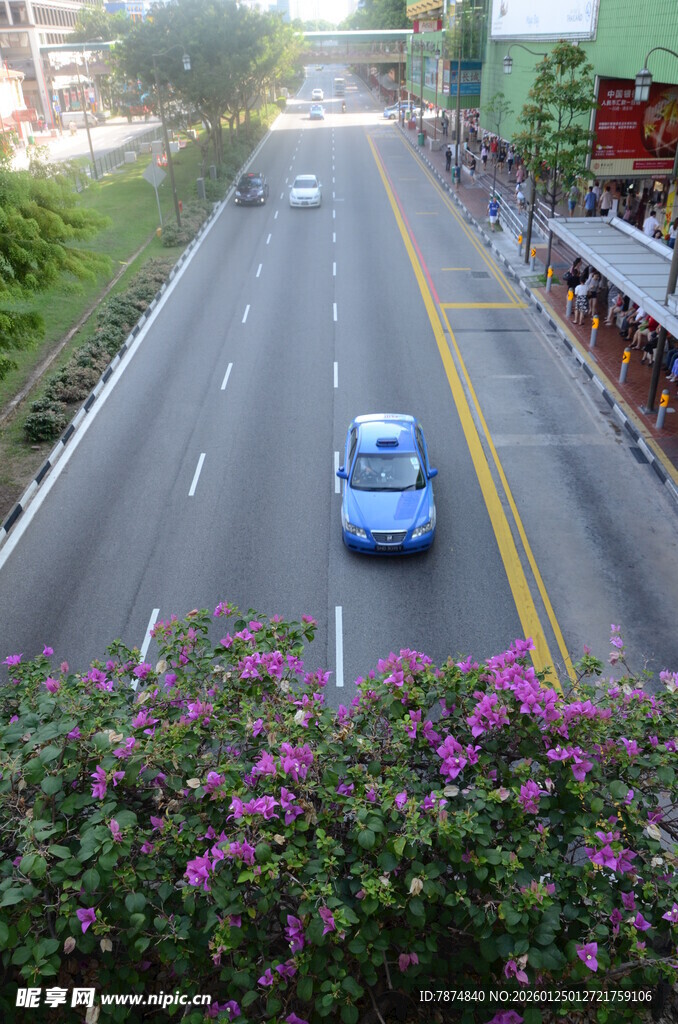 公路上行驶的蓝色汽车