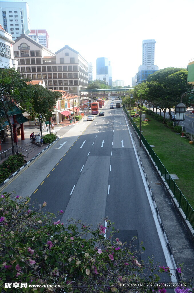 城市宽阔道路与周边景致