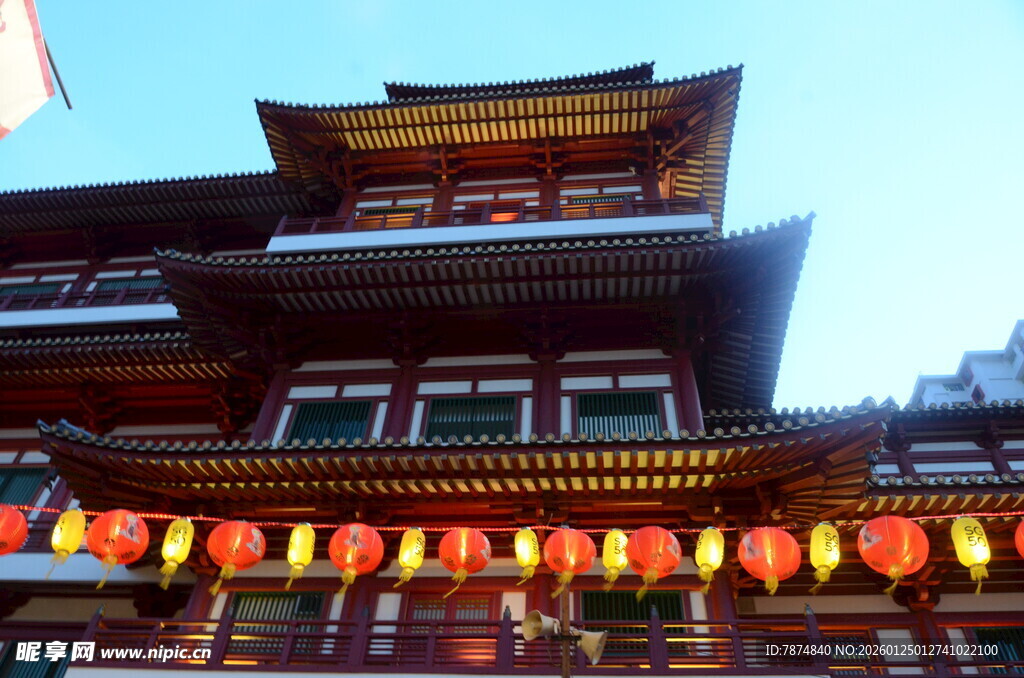 中式古楼挂红灯笼夜景