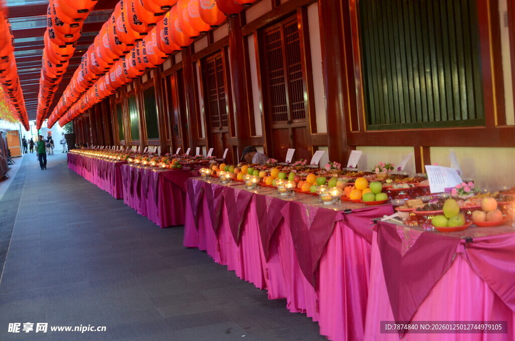 中式长桌摆满丰盛供品