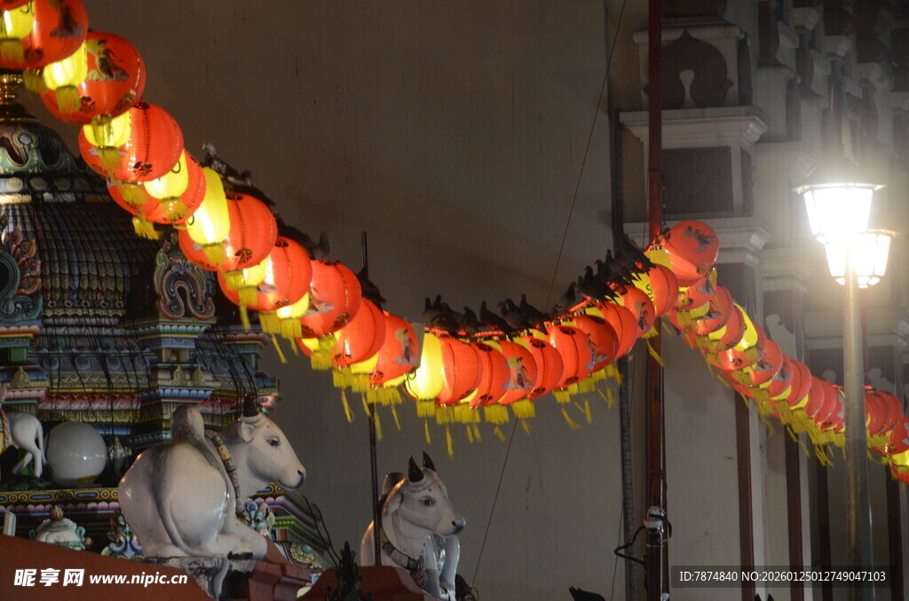 街道悬挂的多彩灯笼装饰