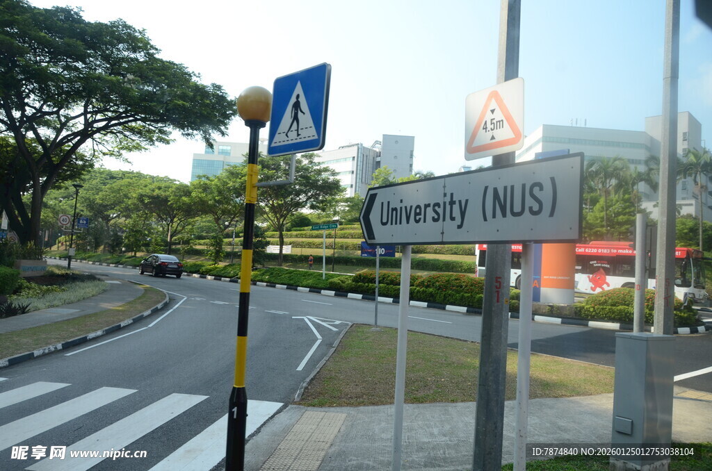 城市道路旁的交通指示牌