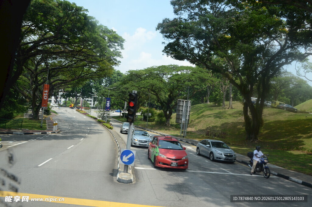 城市道路上的车辆与人