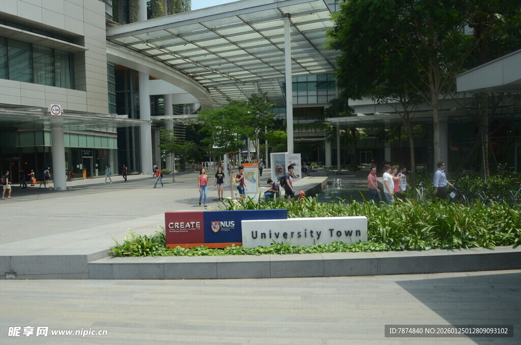 现代建筑前的户外休闲场景