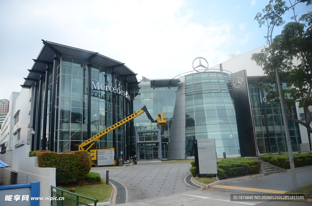 现代玻璃幕墙办公建筑外观