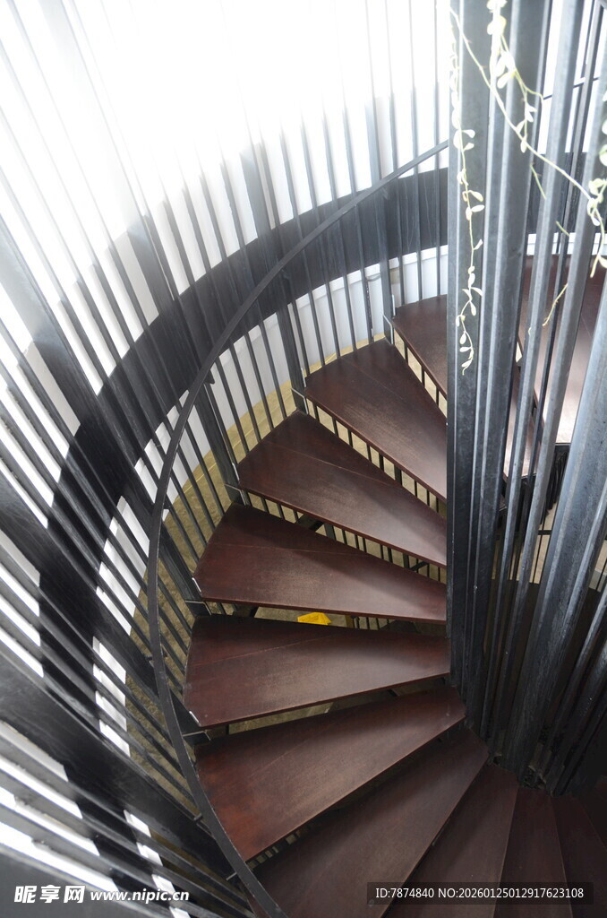 旋转楼梯独特金属结构