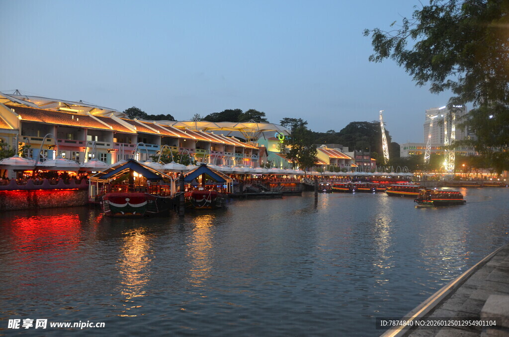河畔夜景中的船只与建筑