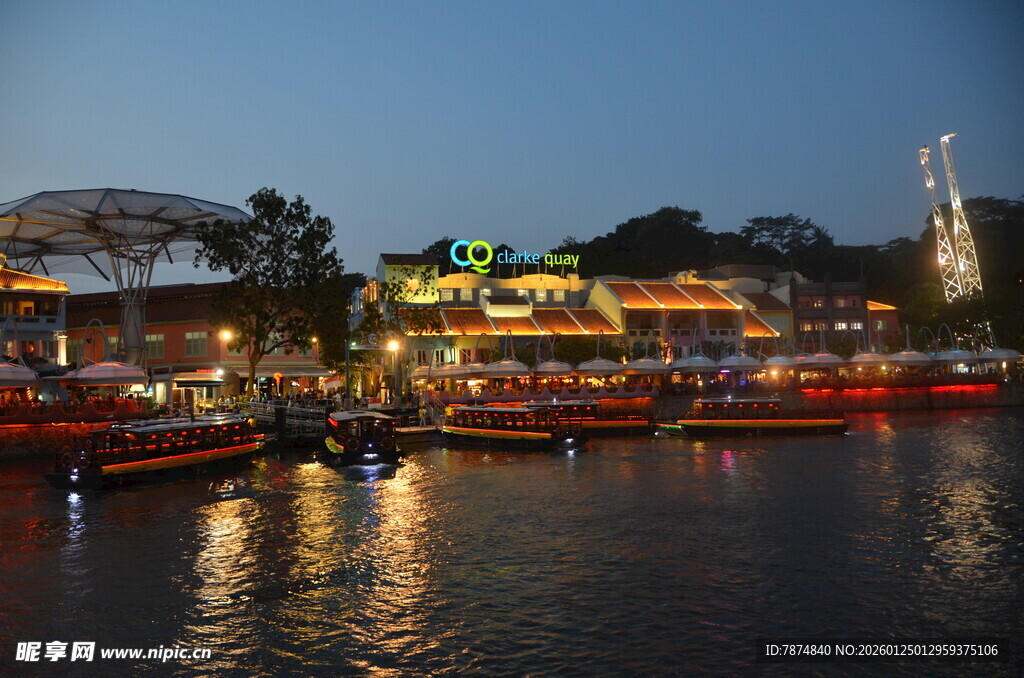 河畔夜景 璀璨灯光映游船