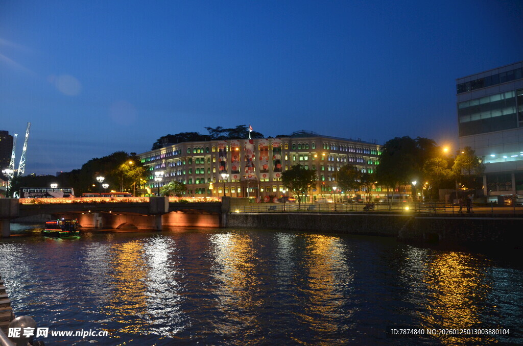 城市河畔夜景灯光倒影