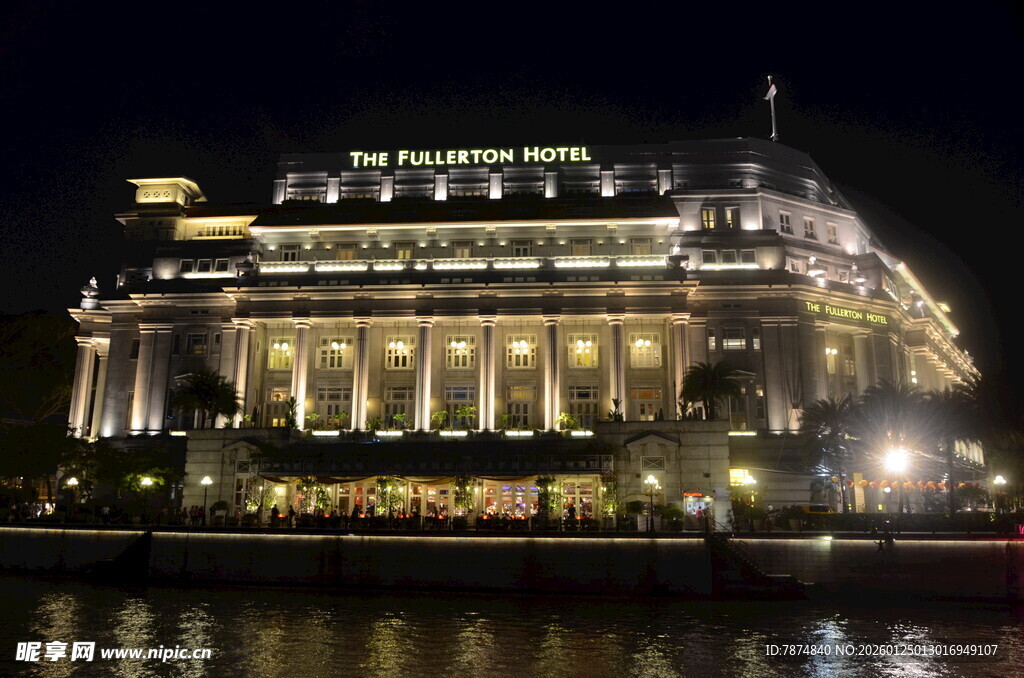 夜晚河畔璀璨灯光的建筑