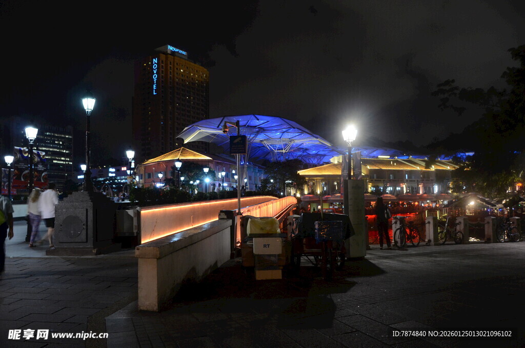 夜晚热闹的街头集市景象