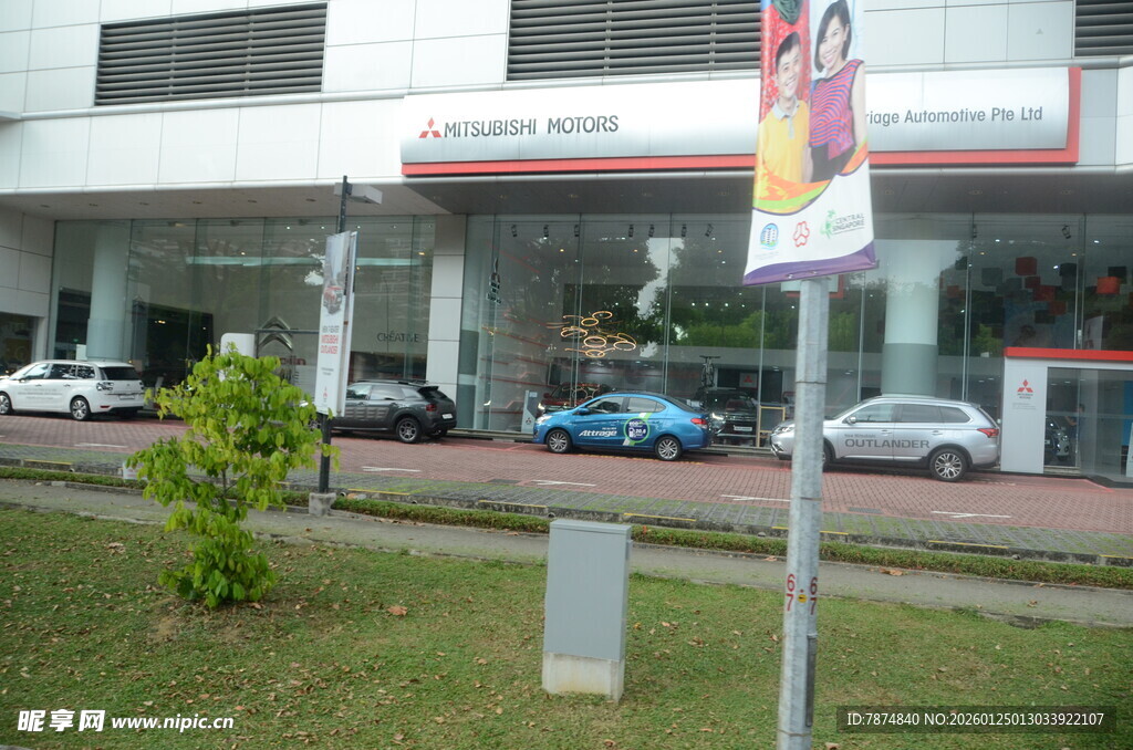 汽车展厅外停放多辆汽车