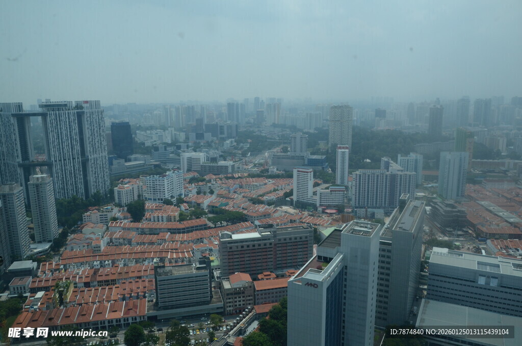 城市高楼与红顶建筑景观