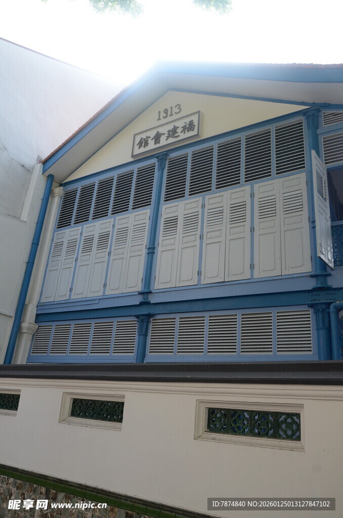 蓝白相间的工业风建筑外观