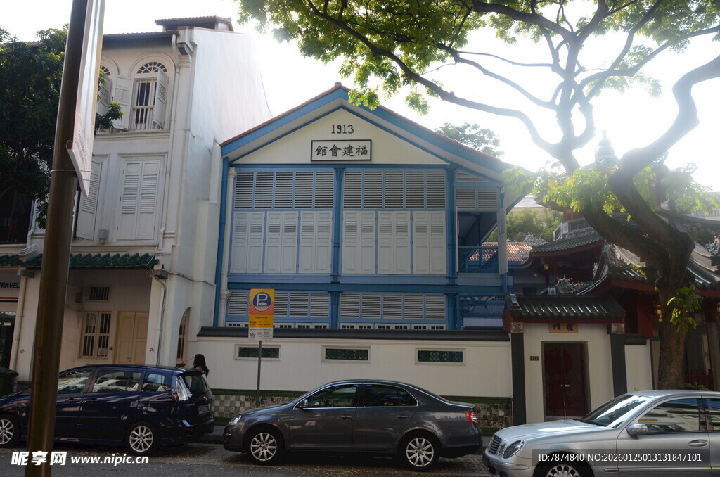 街边蓝白建筑与停放车辆