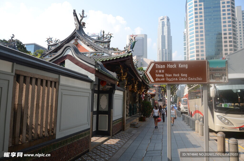 都市中传统与现代建筑并存