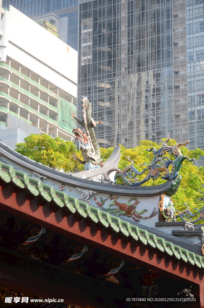 中式屋顶与现代建筑相映