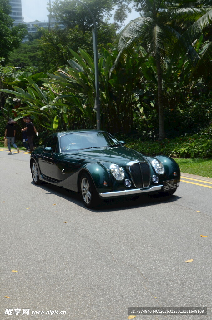 复古墨绿色敞篷车在路上