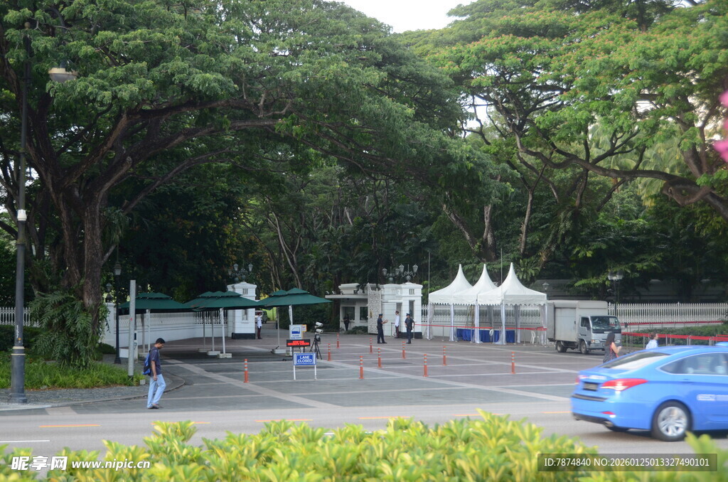 公园旁的休闲场景