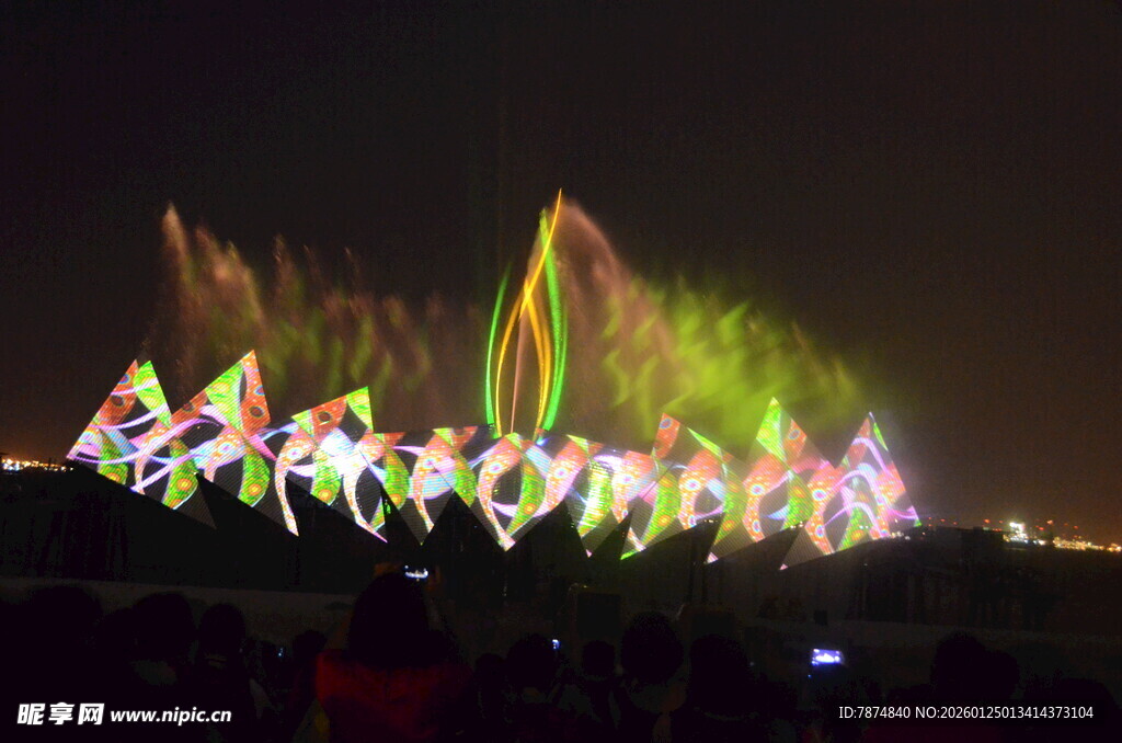 绚丽多彩的喷泉夜景