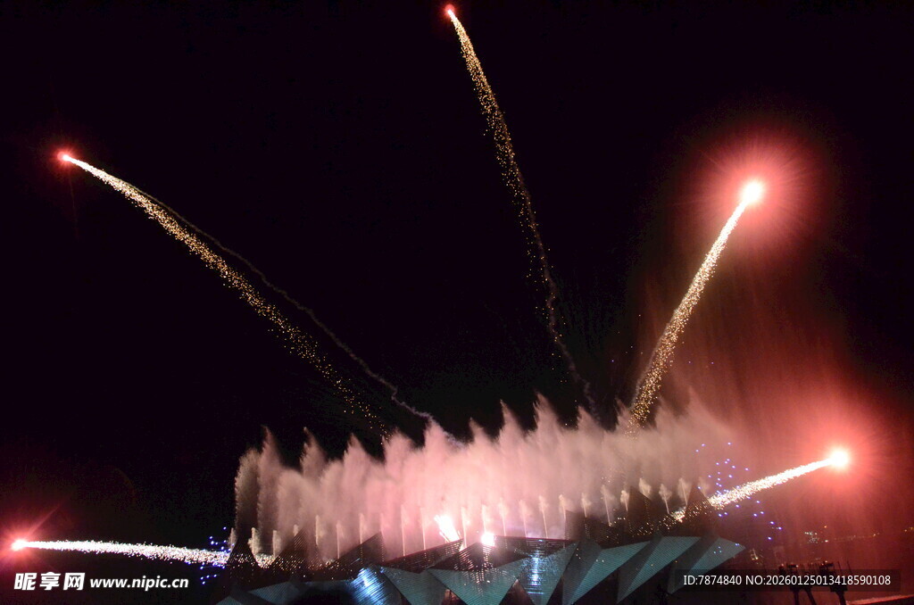 夜空中绚烂绽放的烟花