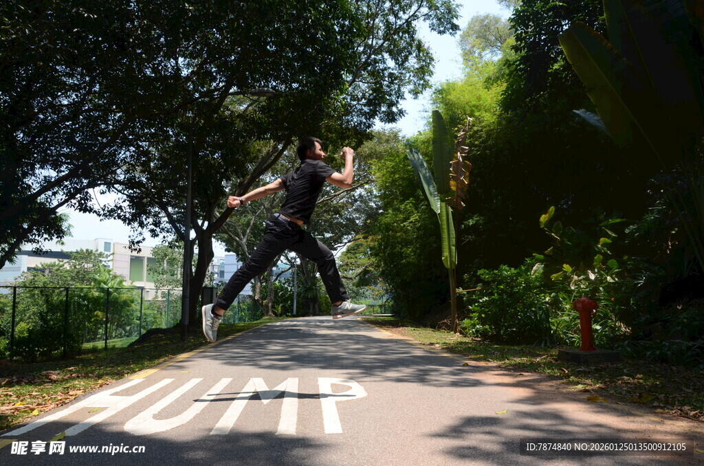 男子于林间小道活力跳跃