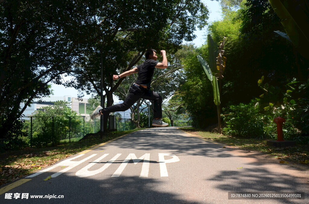 男子在林间小道跃起