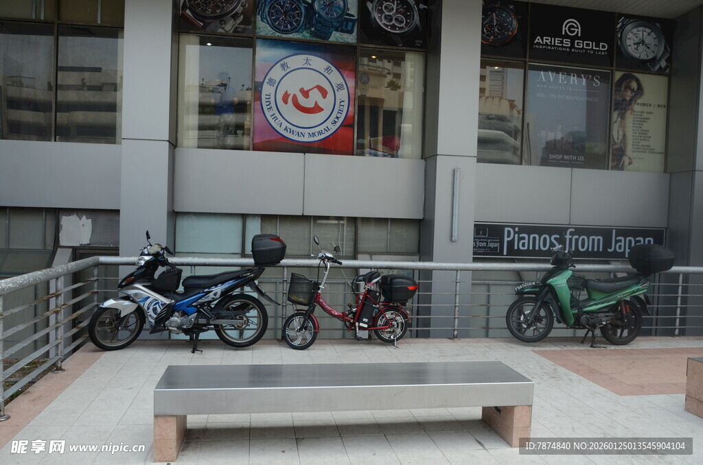 户外停放的多彩摩托车