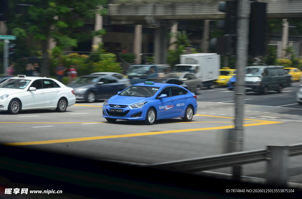 城市道路上的蓝色轿车