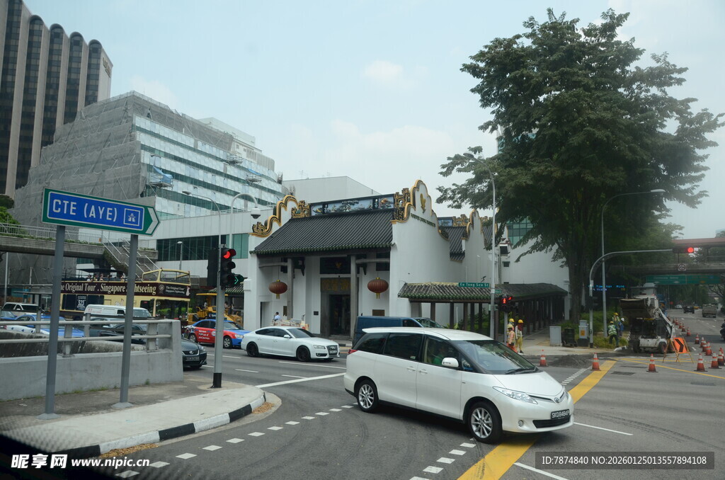 城市街道车辆行人景象